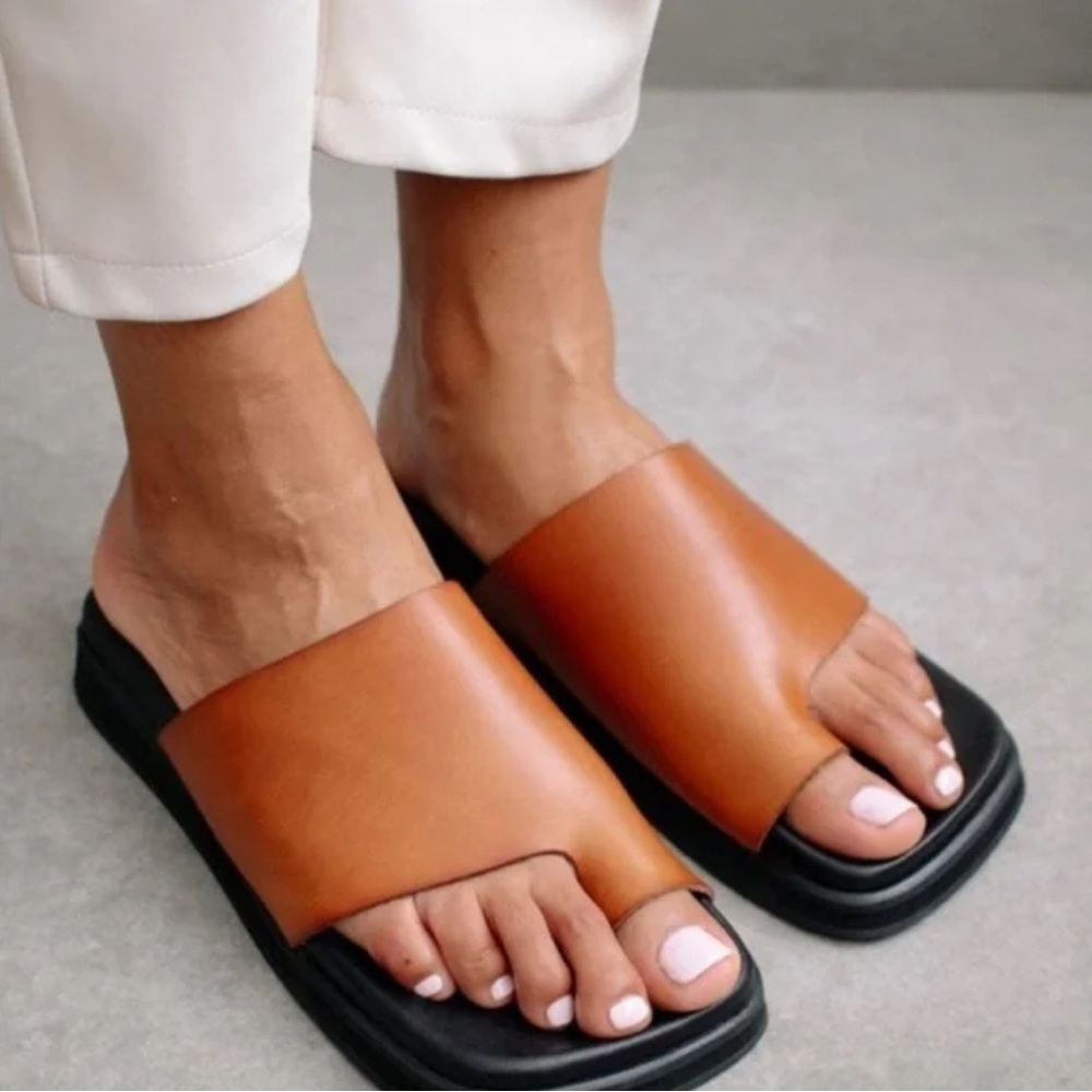 ALOHAS Toe Ring Brown and Black Flip Flop Slide Sandals